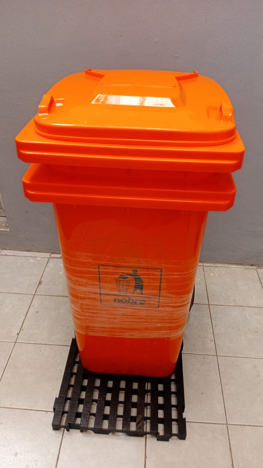 Coletora Pl&aacute;stica 240 litros c/ rodas Laranja Modelo Europeu